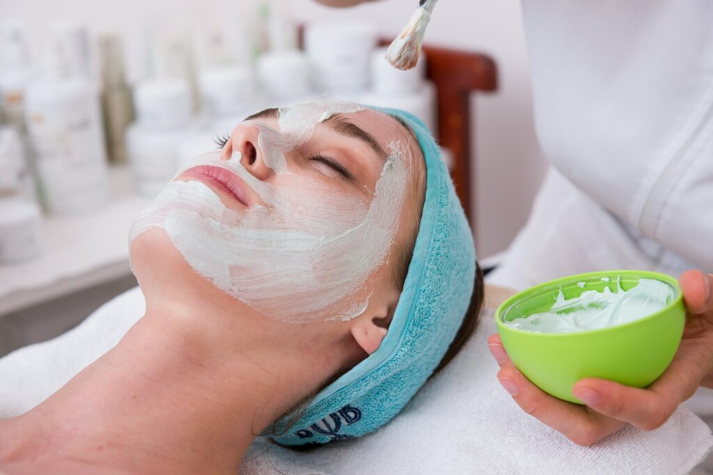 Thị trường việc làm nails, tóc, facial ở Mỹ hiện tại