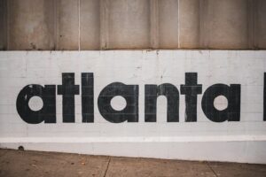 Chữ Atlanta màu đen trên bức tường trắng