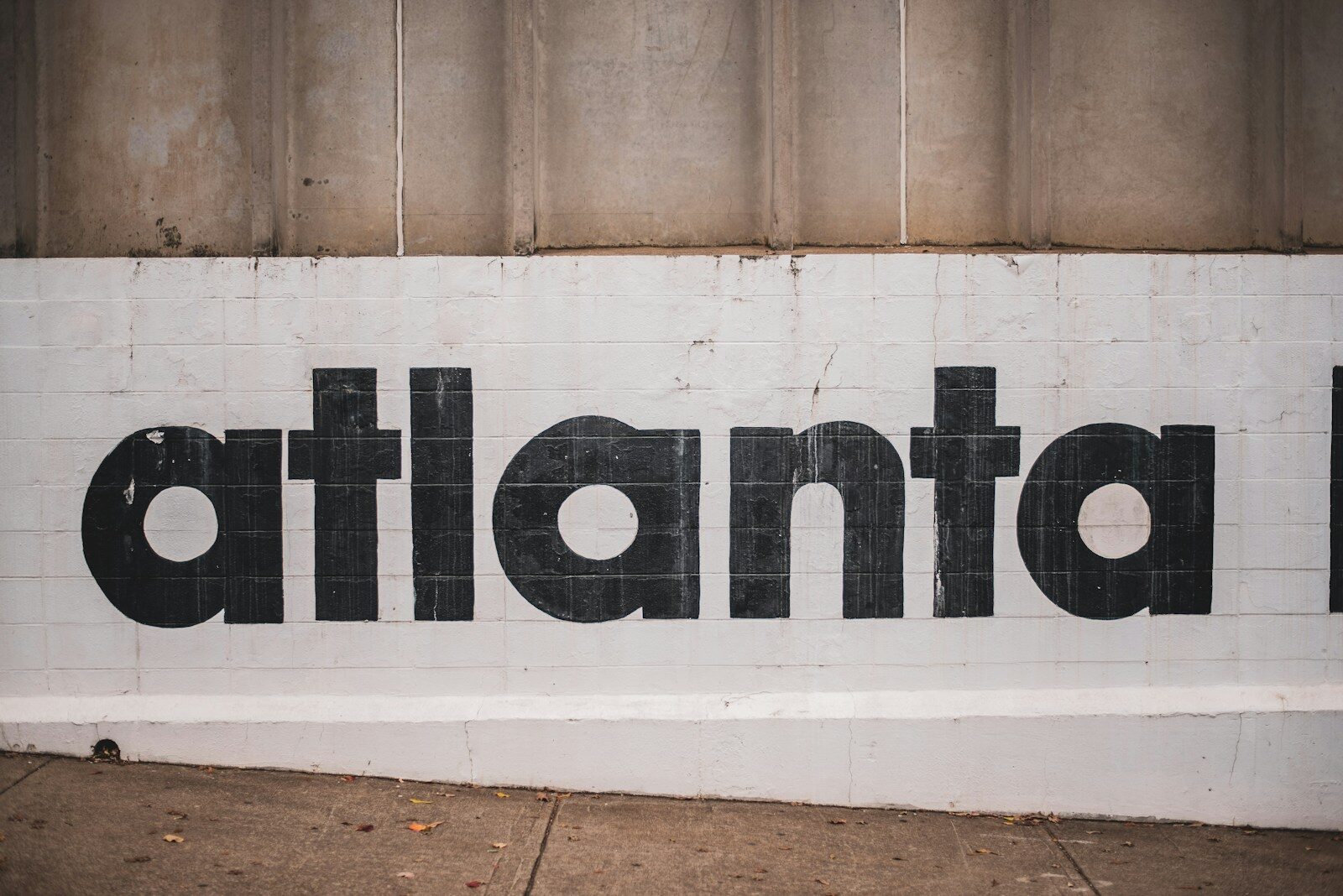Chữ Atlanta màu đen trên bức tường trắng