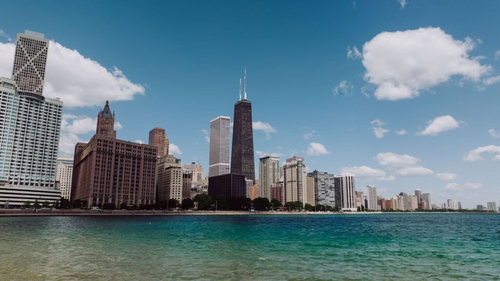 Các tòa nhà ven hồ Michigan tại Chicago, Illinois dưới trời xanh