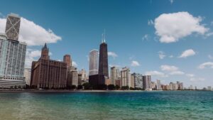 Các tòa nhà ven hồ Michigan tại Chicago, Illinois dưới trời xanh