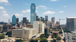 Đường chân trời Dallas, Texas dưới bầu trời xanh có mây
