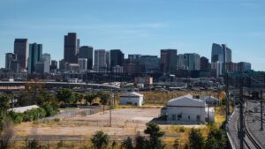 Đường chân trời Denver, Colorado với các tòa nhà dưới trời xanh