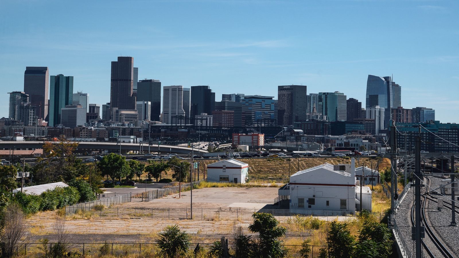 Đường chân trời Denver, Colorado với các tòa nhà dưới trời xanh