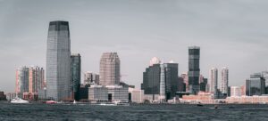 Đường chân trời Jersey City, New Jersey nhìn qua sông Hudson