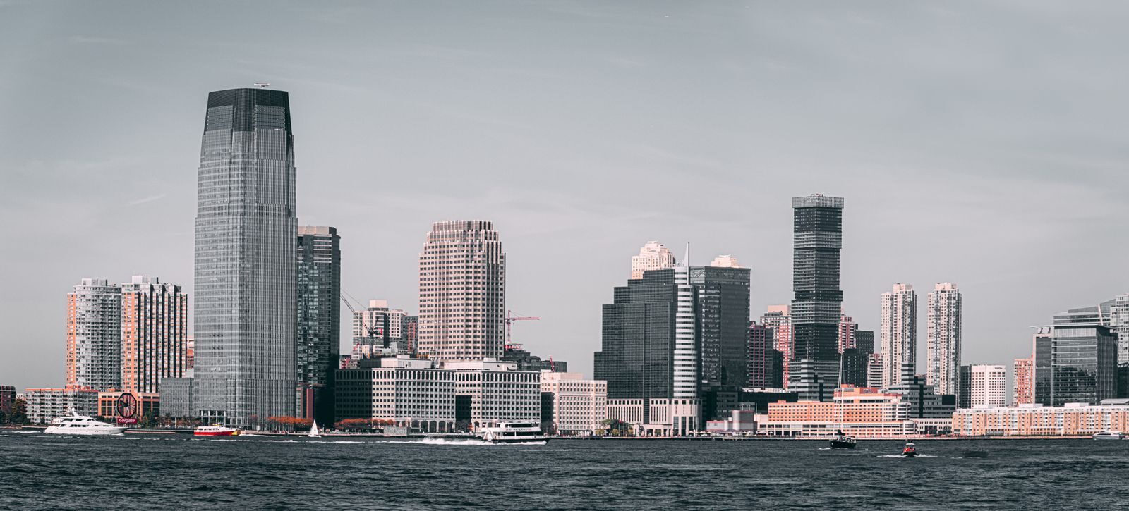 Đường chân trời Jersey City, New Jersey nhìn qua sông Hudson