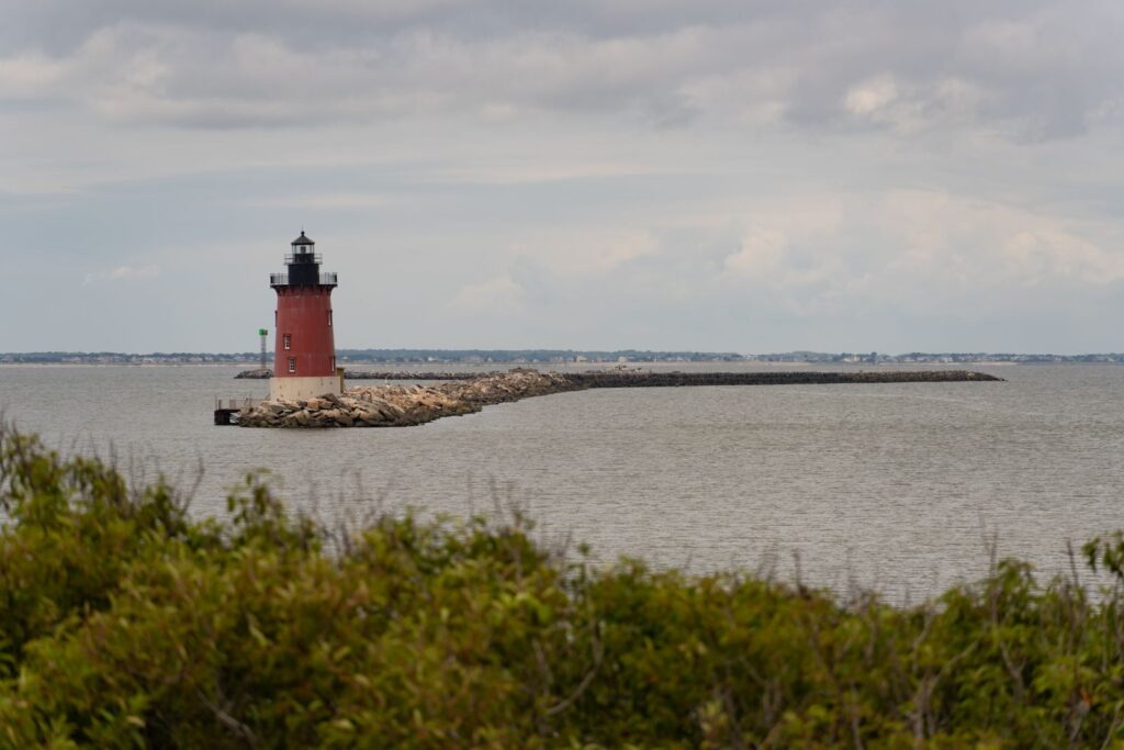 Hải đăng Breakwater ở Lewes, Delaware bên mặt biển dưới trời nhiều mây