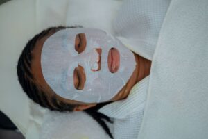 Khách nằm thư giãn với mặt nạ giấy trong buổi chăm sóc da