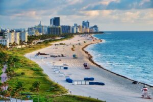 Bãi biển Miami Beach, Florida với các tòa nhà ven biển