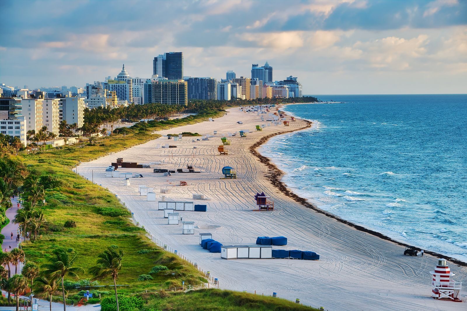 Bãi biển Miami Beach, Florida với các tòa nhà ven biển