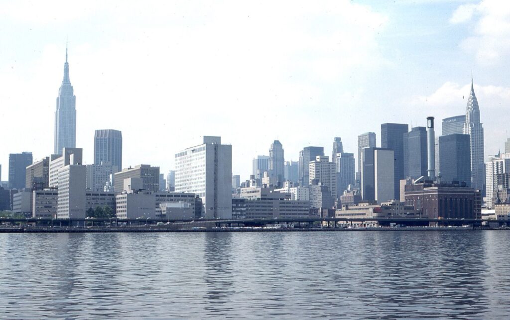 Các tòa nhà ở Manhattan, New York nhìn từ bên kia mặt nước