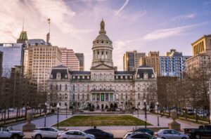 Tòa thị chính Baltimore với mái vòm và các tòa nhà trung tâm phía sau