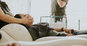Khách nằm trên ghế trong lúc được massage mặt tại spa