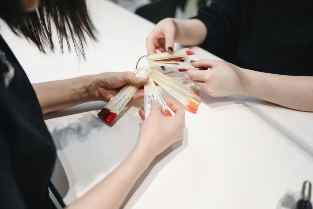 Khách chọn màu sơn móng tại bàn manicure