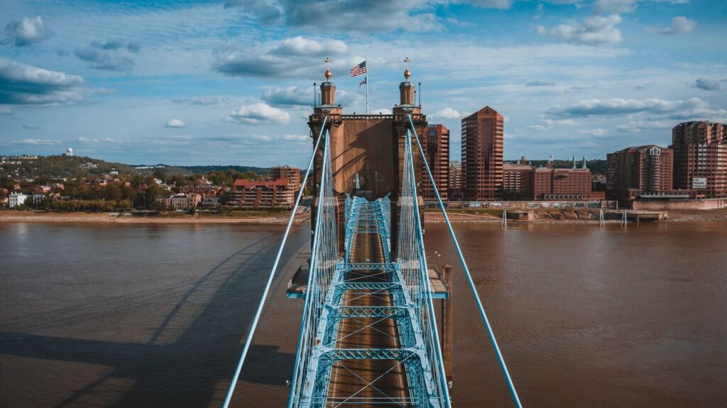 Cầu treo John A. Roebling bắc qua sông Ohio ở Cincinnati