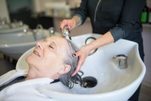 Khách được xả tóc tại bồn gội trong salon
