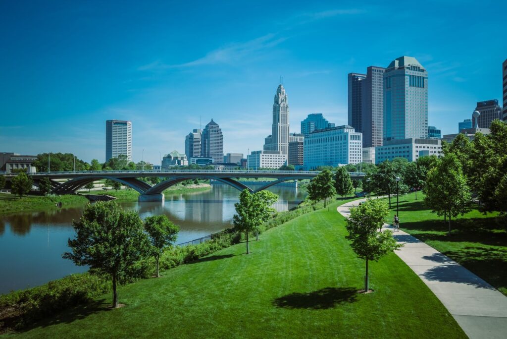 Công viên ven sông và các tòa nhà ở Columbus, Ohio