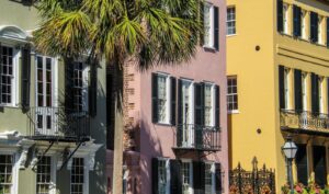 Các tòa nhà lịch sử nhiều màu và cây cọ tại Charleston, South Carolina
