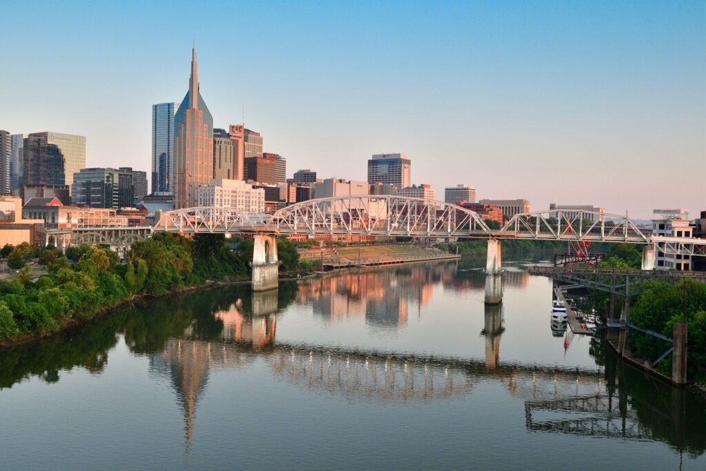 Đường chân trời Nashville và cầu đi bộ bên sông Cumberland