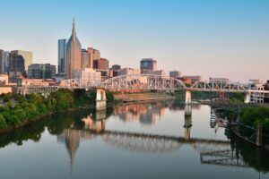 Đường chân trời Nashville và cầu đi bộ bên sông Cumberland