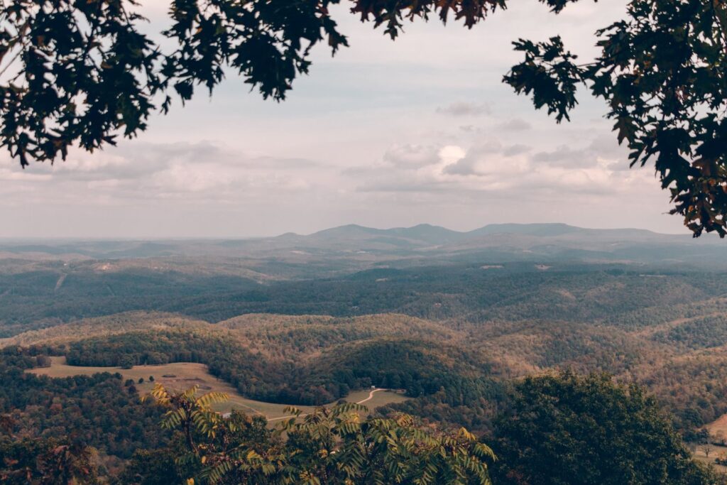 Những ngọn đồi và rừng xanh ở Arkansas dưới trời nhiều mây