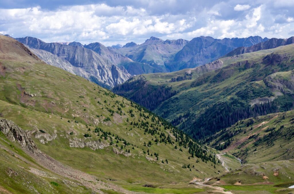 Thung lũng và dãy núi nhìn từ Engineer Pass, Colorado