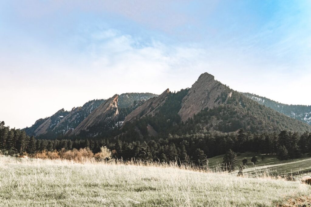 Đồng cỏ và dãy núi Flatirons tại Colorado