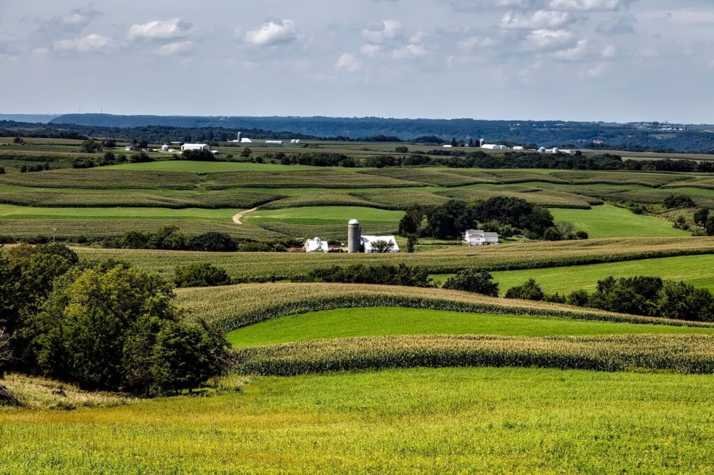 Những cánh đồng và nông trại ở Sherrill, Iowa dưới trời xanh