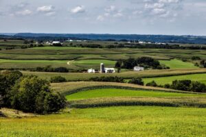 Những cánh đồng và nông trại ở Sherrill, Iowa dưới trời xanh