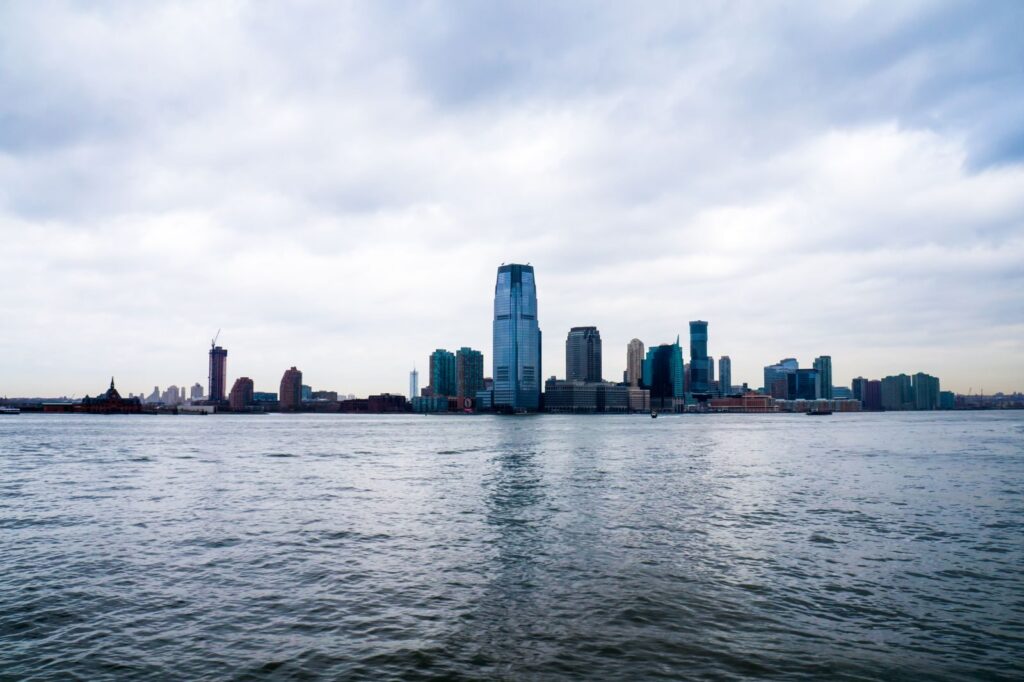 Các tòa nhà Jersey City bên sông dưới bầu trời nhiều mây