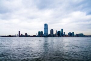 Các tòa nhà Jersey City bên sông dưới bầu trời nhiều mây