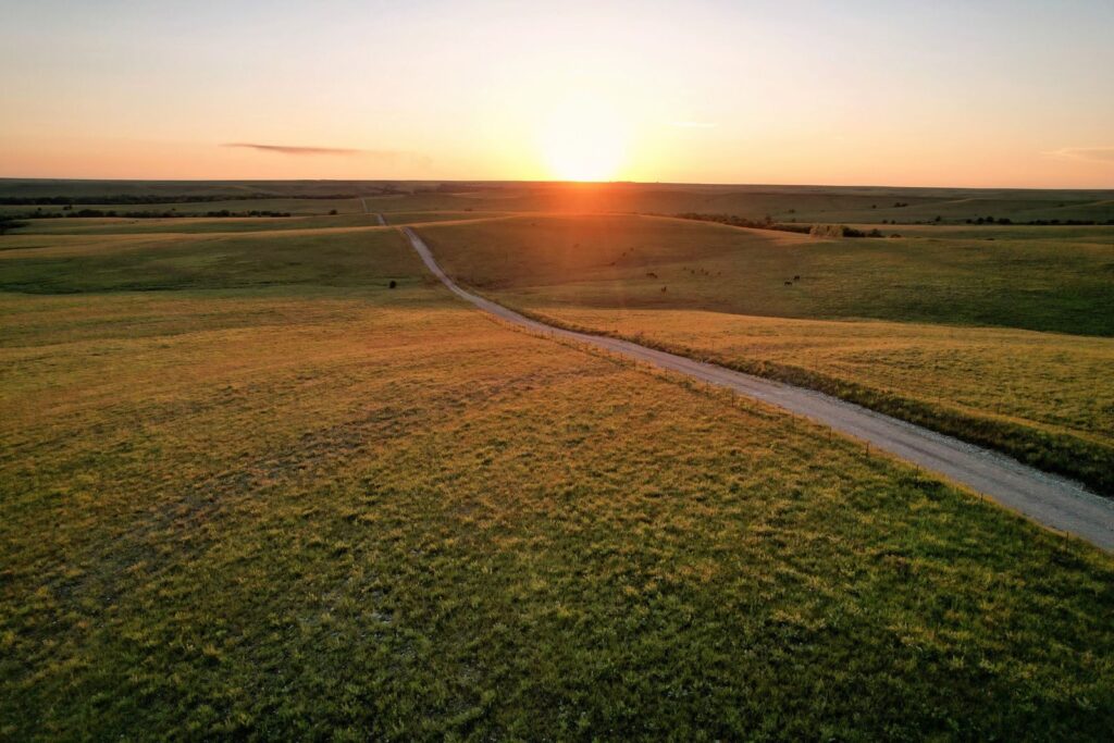 Con đường đất giữa đồng cỏ tại Eureka, Kansas lúc hoàng hôn