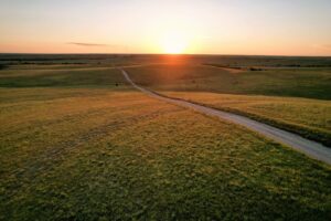 Con đường đất giữa đồng cỏ tại Eureka, Kansas lúc hoàng hôn