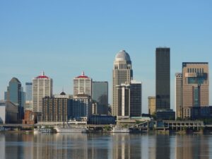 Đường chân trời Louisville bên sông tại Kentucky