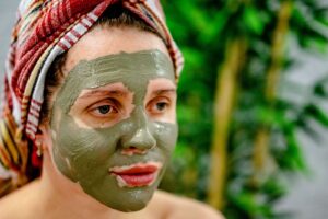 Người phụ nữ đắp mặt nạ chăm sóc da