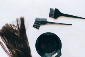Bát và cọ nhuộm đặt cạnh các lọn tóc mẫu