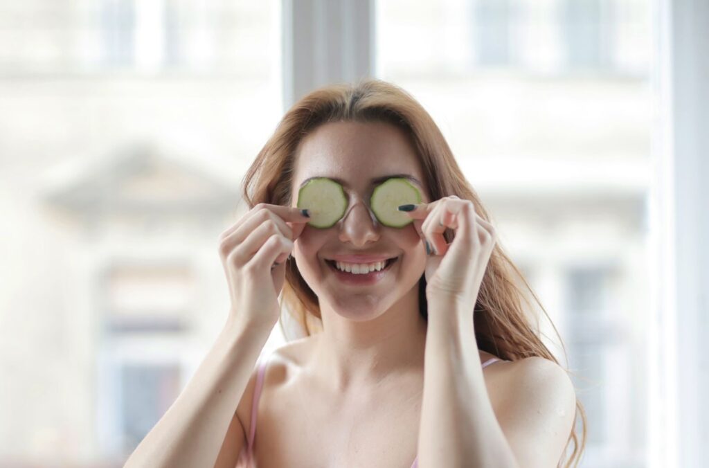 Người phụ nữ thư giãn với hai lát dưa leo trên mắt