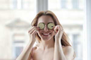Người phụ nữ thư giãn với hai lát dưa leo trên mắt