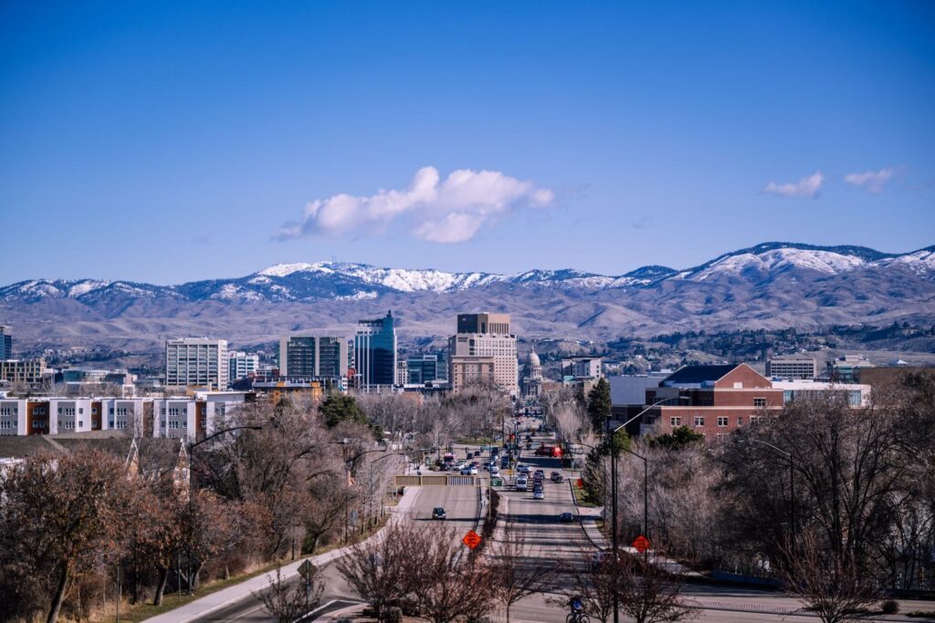 Toàn cảnh thành phố Boise, Idaho, với núi ở phía xa