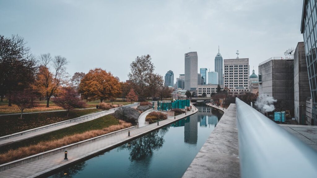 Kênh nước và các tòa nhà tại Indianapolis, Indiana