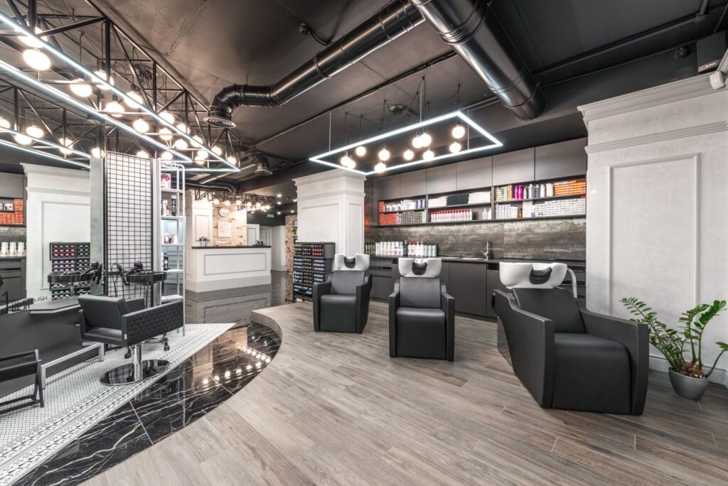 Không gian salon với gương và ghế làm tóc