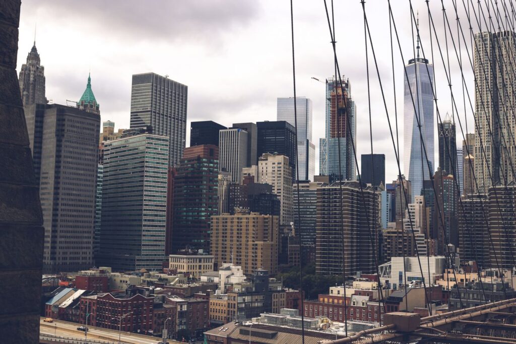 Các tòa nhà Manhattan nhìn qua dây cáp cầu Brooklyn ở New York