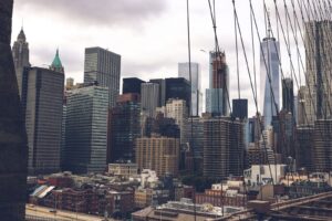 Các tòa nhà Manhattan nhìn qua dây cáp cầu Brooklyn ở New York