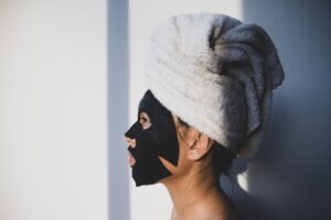 Người phụ nữ đắp mặt nạ đen và quấn khăn trên tóc