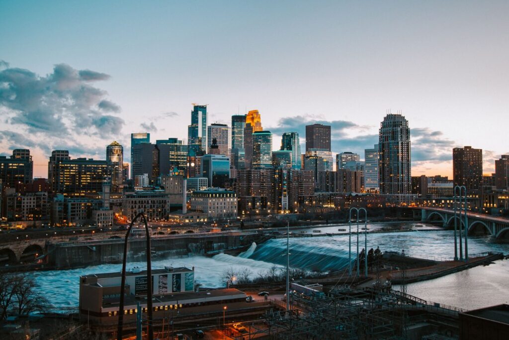 Cầu bắc qua sông và các tòa nhà Minneapolis lúc chiều tối