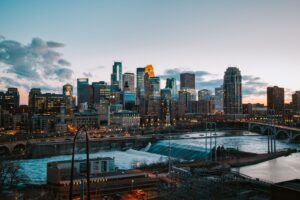 Cầu bắc qua sông và các tòa nhà Minneapolis lúc chiều tối
