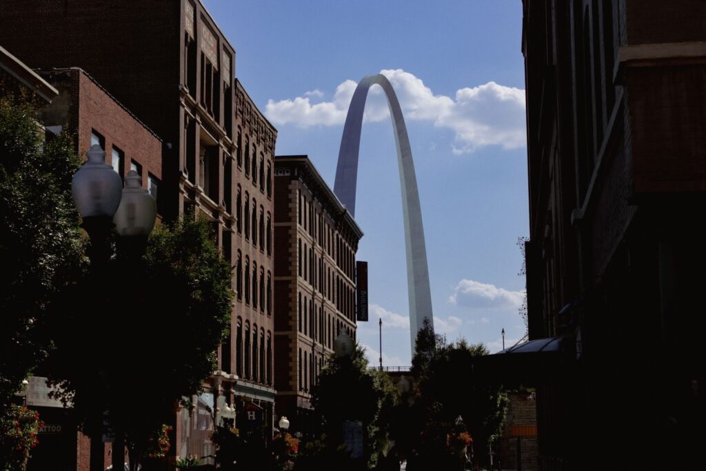 Gateway Arch nhìn từ giữa các tòa nhà tại St. Louis, Missouri