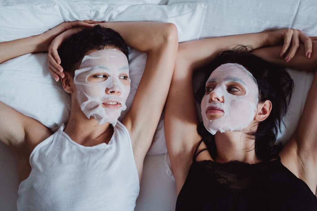 Hai người đắp mặt nạ giấy chăm sóc da mặt