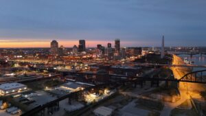 Toàn cảnh St. Louis và Gateway Arch lúc chạng vạng