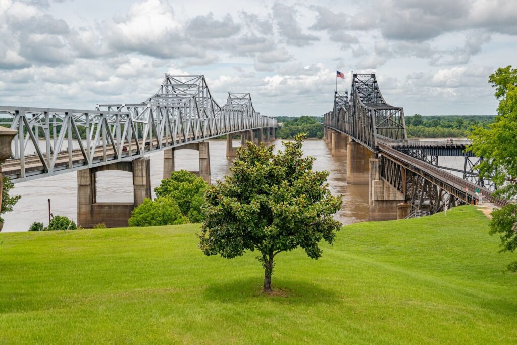 Cầu Vicksburg bắc qua sông Mississippi dưới bầu trời nhiều mây